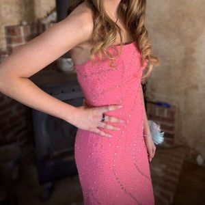 the dress was only worn once. long enough for a girl that’s 5’7. Tight fitting.